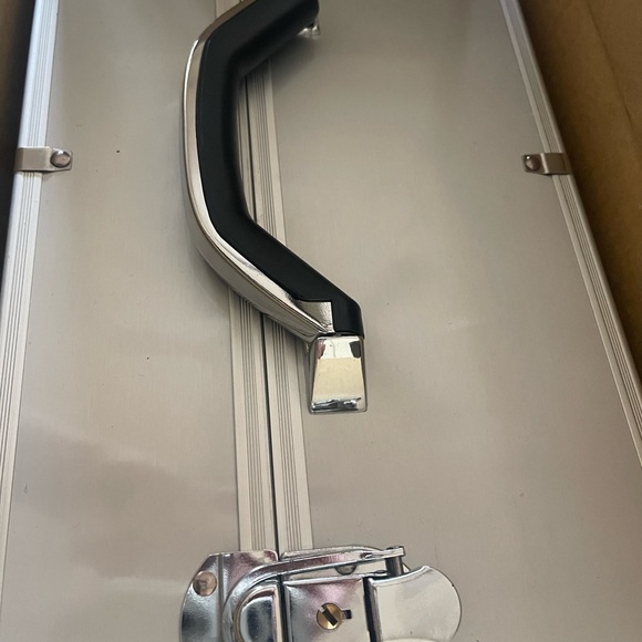 Cosmetic trunk- Cosmetic artist Arbonne Hard-case Tote - Picture 2 of 15